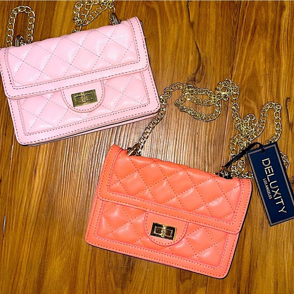 🆕🌿🧡DELUXITY: CORAL Quilted Gold Chain Strap Bag